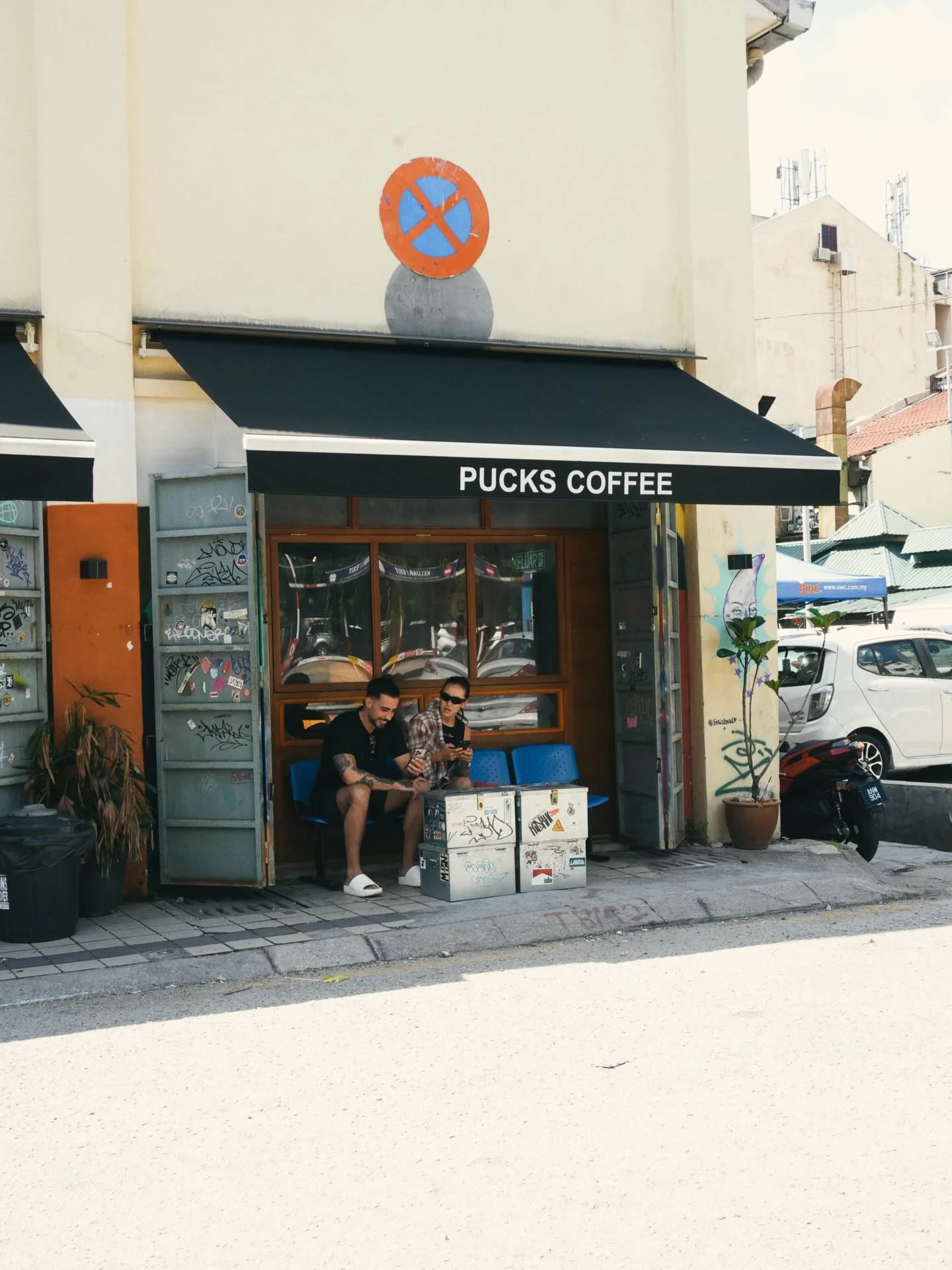 Pucks Coffee