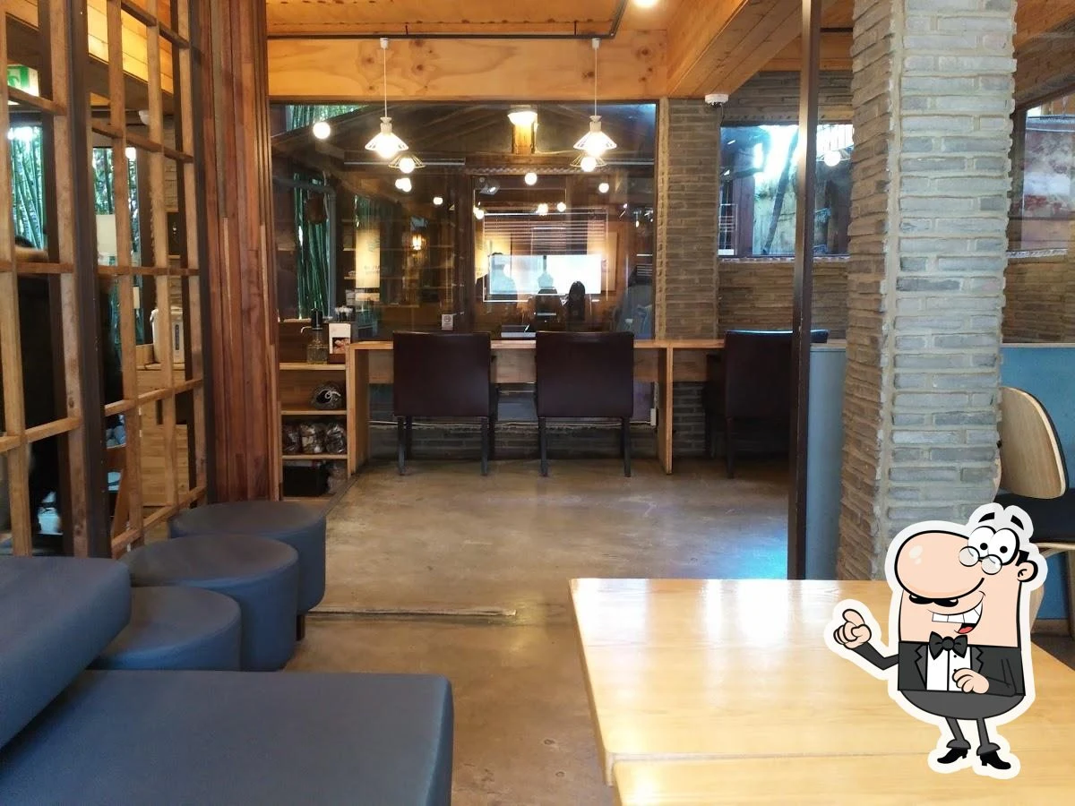 Momos Coffee Flagship Store
