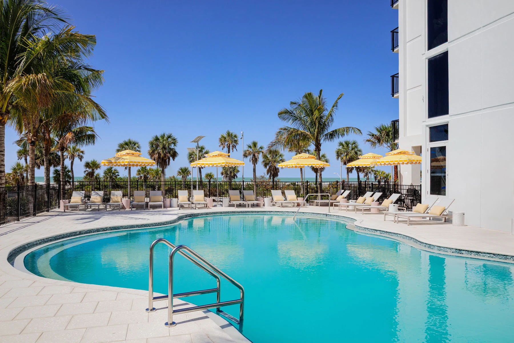 Cirque St. Armands Beachside