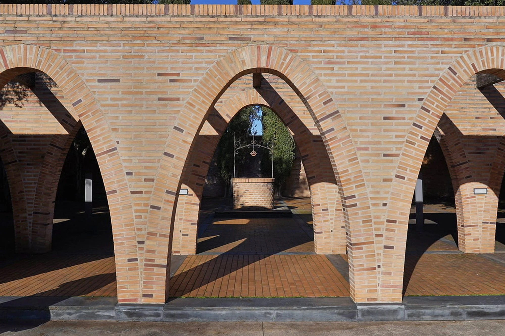 Bodega Pirineos, S.A.